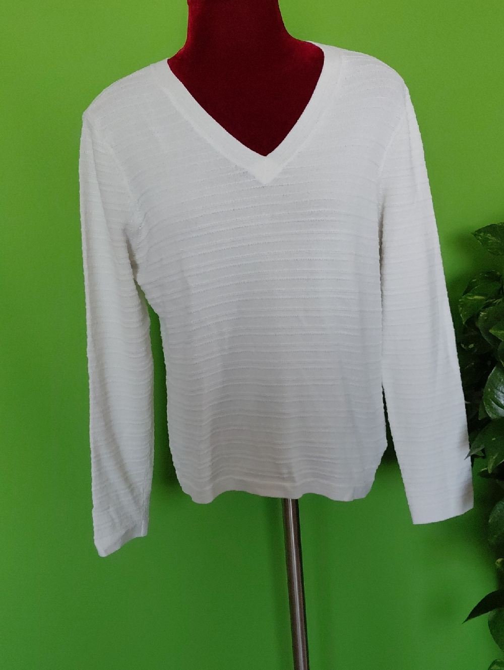 Jones New York White V-Neck Textured Long Sleeve Top, Sz. Lg. 5/$50